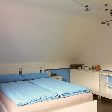Toms Gaestehaus Homestay *